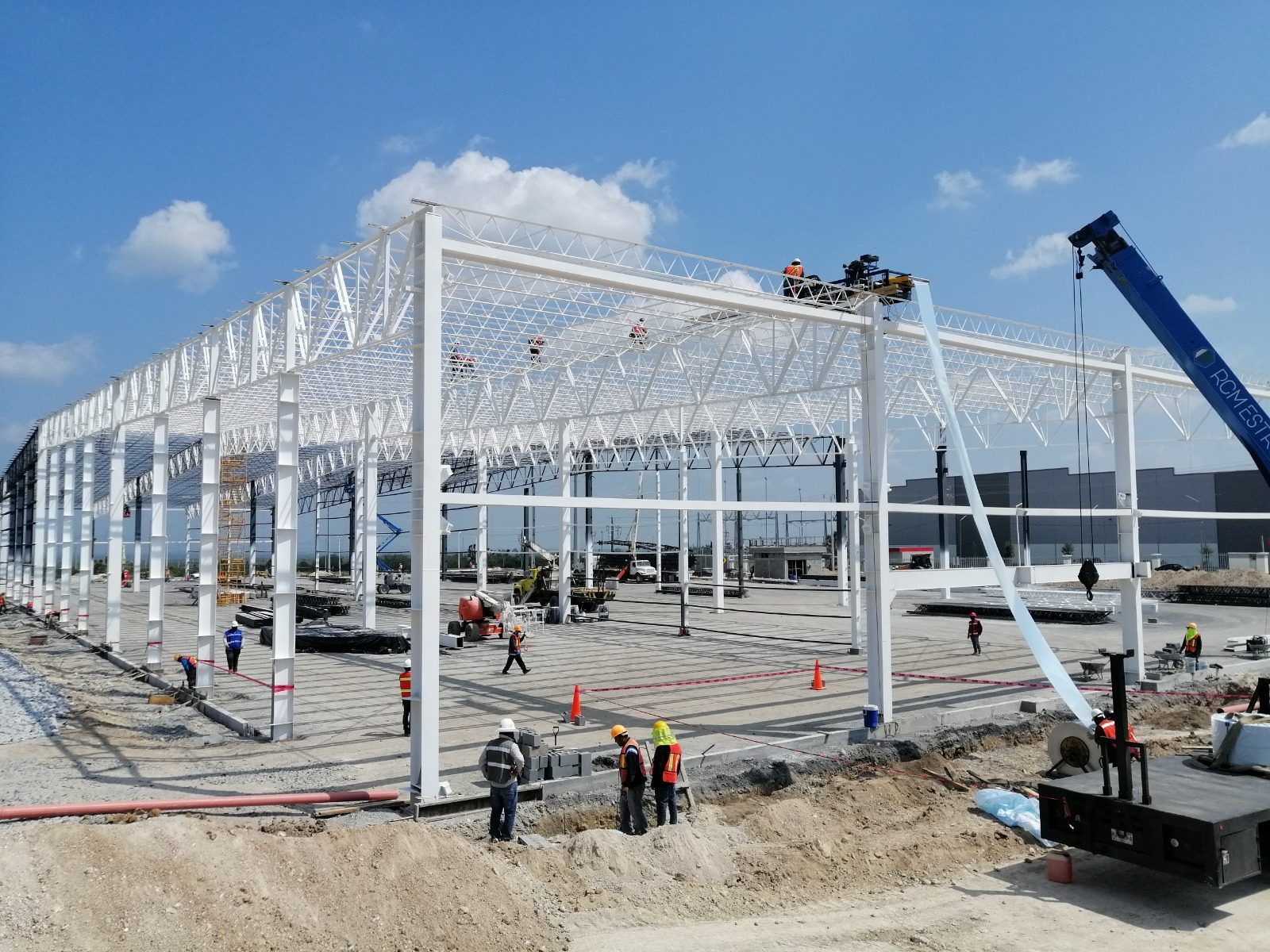 Montaje de estructura metálica para nave industrial