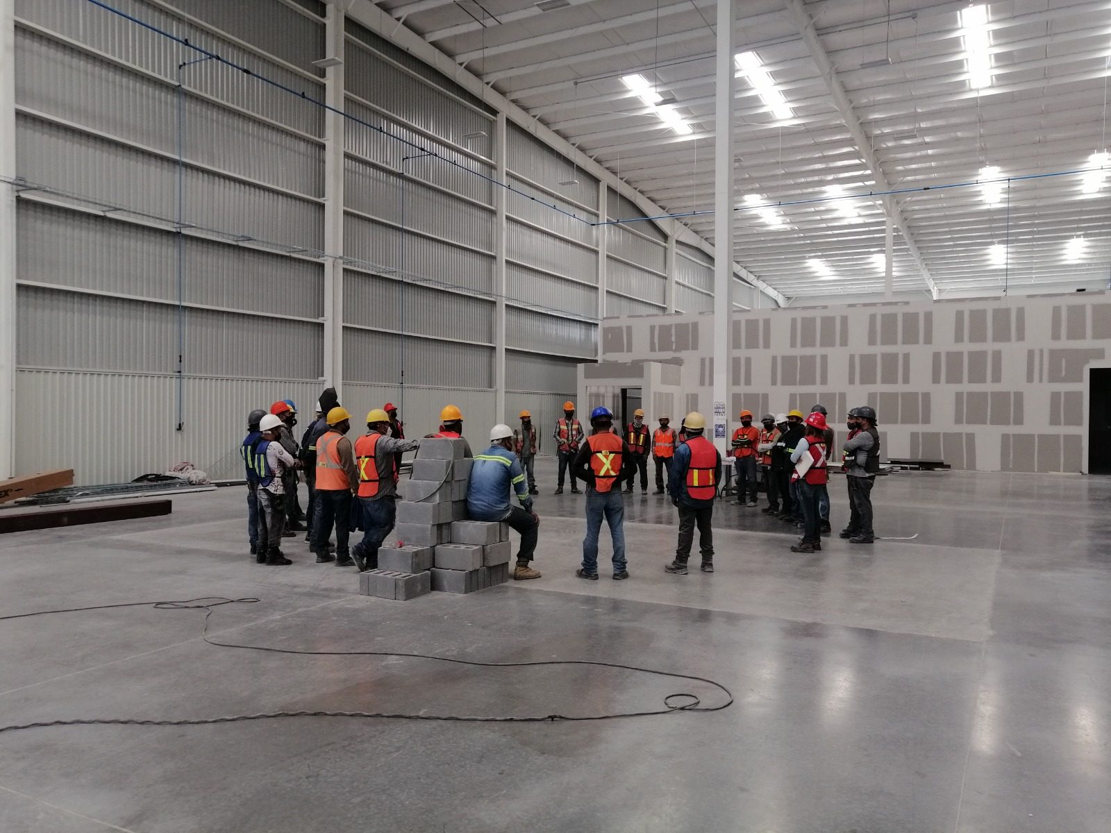 Equipo de obra dentro de nave industrial